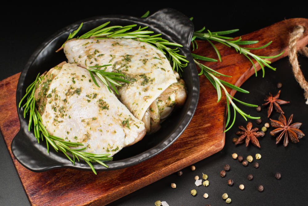 Pollo senza antibiotici e senza ormoni della crescita, accompagnato dal rosmarino