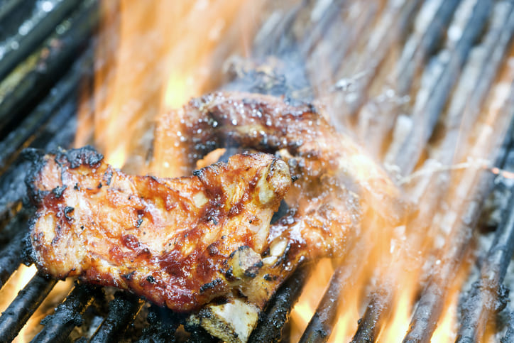Carne alla brace: storia, segreti e curiosità di una cottura antica e gustosa